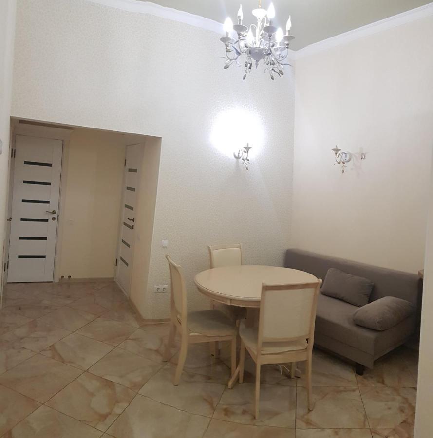 Vip Apartment Na Derebasovskoi โอเดสซา ภายนอก รูปภาพ